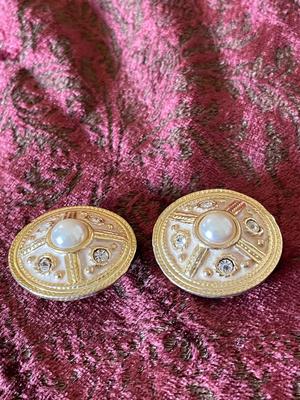 CUFFLINKS AND EARRINGS