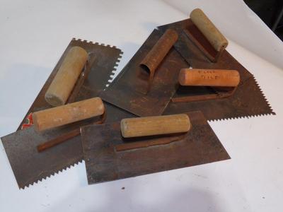 Lot of assorted metal trowels.