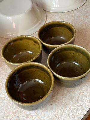 CEREAL BOWLS AND FOUR TAKAHASHI CERAMIC SAKE CUPS