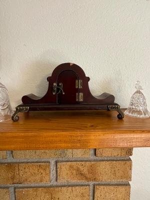 SMALL QUARTZ MANTEL CLOCK & 2 LEAD CRYSTAL BELLS