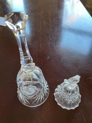 SMALL QUARTZ MANTEL CLOCK & 2 LEAD CRYSTAL BELLS