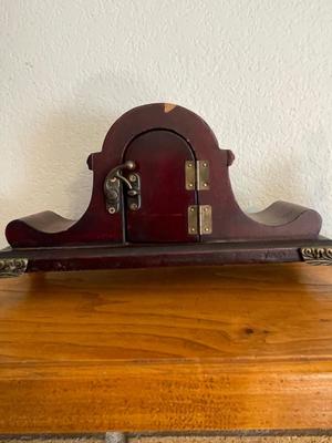 SMALL QUARTZ MANTEL CLOCK & 2 LEAD CRYSTAL BELLS