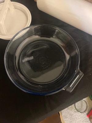APRONS, POT HOLDERS, 2 QT LIQUID MEASURING CUP & OTHER MISC KITCHEN ITEMS