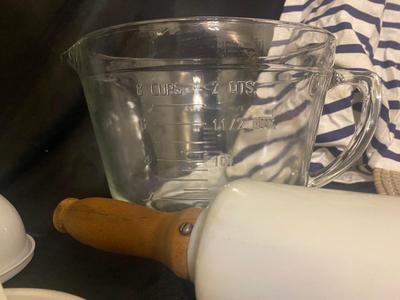 APRONS, POT HOLDERS, 2 QT LIQUID MEASURING CUP & OTHER MISC KITCHEN ITEMS