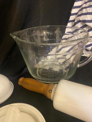 APRONS, POT HOLDERS, 2 QT LIQUID MEASURING CUP & OTHER MISC KITCHEN ITEMS