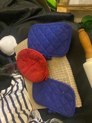 APRONS, POT HOLDERS, 2 QT LIQUID MEASURING CUP & OTHER MISC KITCHEN ITEMS