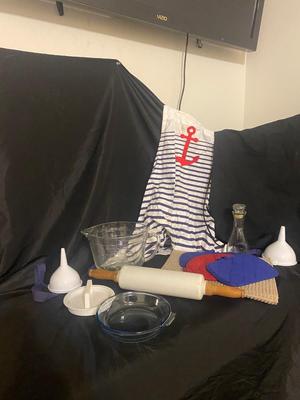 APRONS, POT HOLDERS, 2 QT LIQUID MEASURING CUP & OTHER MISC KITCHEN ITEMS