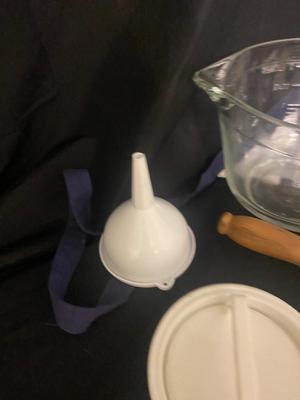 APRONS, POT HOLDERS, 2 QT LIQUID MEASURING CUP & OTHER MISC KITCHEN ITEMS