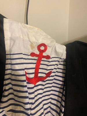 APRONS, POT HOLDERS, 2 QT LIQUID MEASURING CUP & OTHER MISC KITCHEN ITEMS