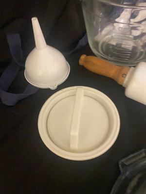 APRONS, POT HOLDERS, 2 QT LIQUID MEASURING CUP & OTHER MISC KITCHEN ITEMS