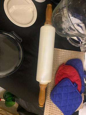 APRONS, POT HOLDERS, 2 QT LIQUID MEASURING CUP & OTHER MISC KITCHEN ITEMS