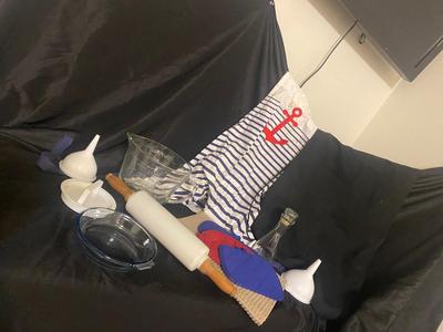 APRONS, POT HOLDERS, 2 QT LIQUID MEASURING CUP & OTHER MISC KITCHEN ITEMS
