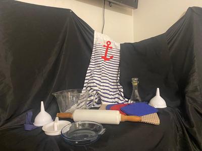 APRONS, POT HOLDERS, 2 QT LIQUID MEASURING CUP & OTHER MISC KITCHEN ITEMS