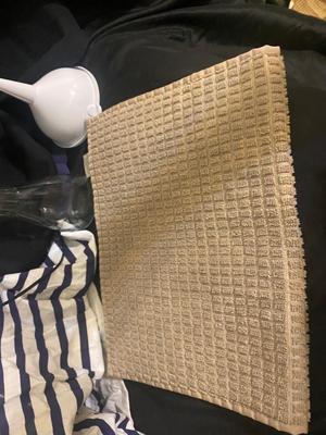 APRONS, POT HOLDERS, 2 QT LIQUID MEASURING CUP & OTHER MISC KITCHEN ITEMS