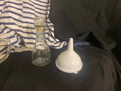 APRONS, POT HOLDERS, 2 QT LIQUID MEASURING CUP & OTHER MISC KITCHEN ITEMS