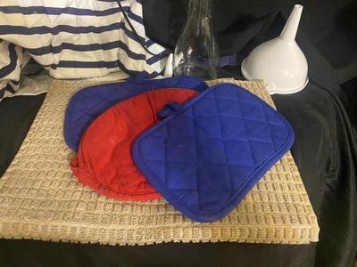 APRONS, POT HOLDERS, 2 QT LIQUID MEASURING CUP & OTHER MISC KITCHEN ITEMS