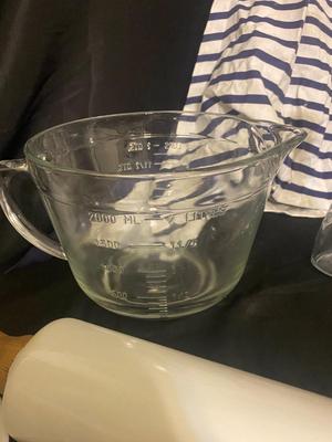 APRONS, POT HOLDERS, 2 QT LIQUID MEASURING CUP & OTHER MISC KITCHEN ITEMS