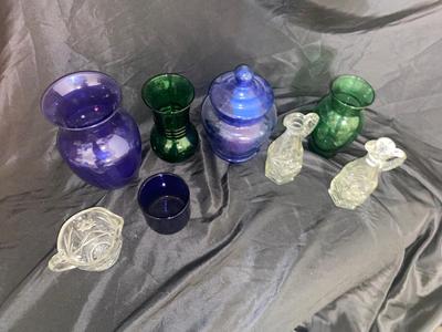 COBALT BLUE, EMERALD GREEN AND CLEAR GLASS ITEMS