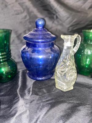 COBALT BLUE, EMERALD GREEN AND CLEAR GLASS ITEMS