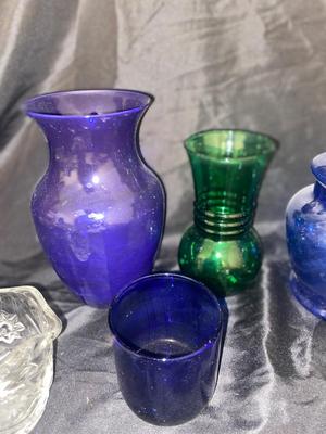 COBALT BLUE, EMERALD GREEN AND CLEAR GLASS ITEMS