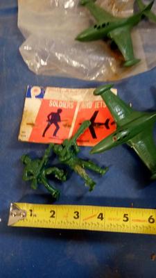 LOT 89 VINTAGE BAG OF TOY SOILDERS