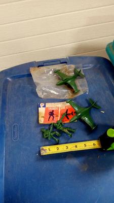 LOT 89 VINTAGE BAG OF TOY SOILDERS