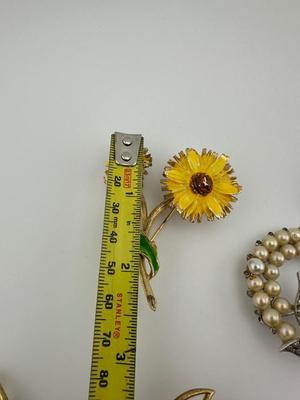 Decorative Brooch Lot