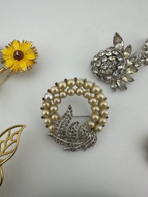 Decorative Brooch Lot