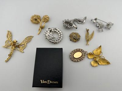 Decorative Brooch Lot