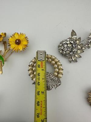 Decorative Brooch Lot