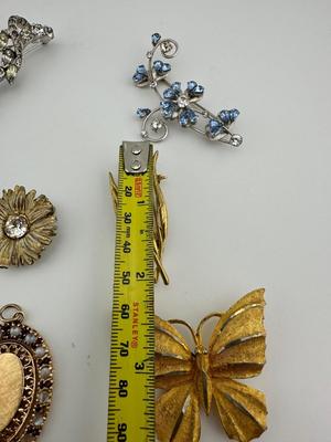 Decorative Brooch Lot
