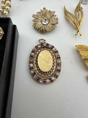 Decorative Brooch Lot