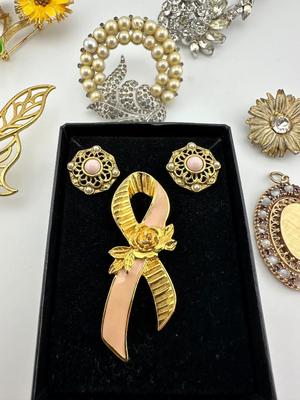 Decorative Brooch Lot