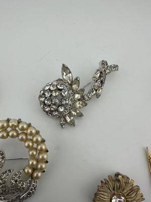 Decorative Brooch Lot