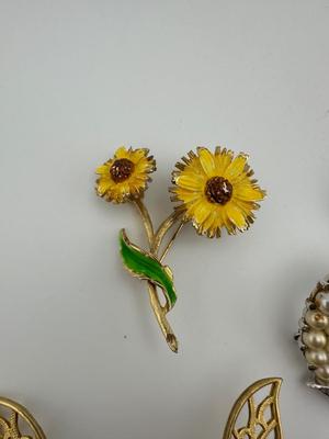Decorative Brooch Lot