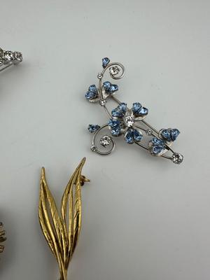 Decorative Brooch Lot