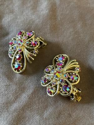 VINTAGE CLIP ON EARRINGS