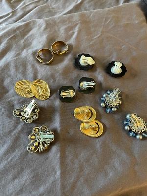 VINTAGE CLIP ON EARRINGS