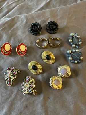 VINTAGE CLIP ON EARRINGS