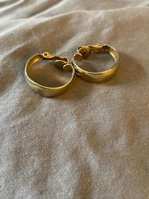 VINTAGE CLIP ON EARRINGS