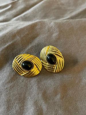 VINTAGE CLIP ON EARRINGS
