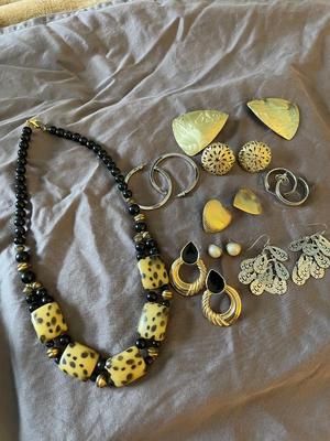 BEAUTIFUL ANIMAL PRINT BLACK BEADED NECKLACE