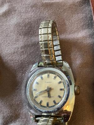 VARIETY OF WOMENS WATCHES FOR PARTS OR REPAIR