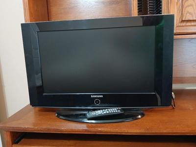 Samsung LN26A330 26" LCD HDTV with remote control