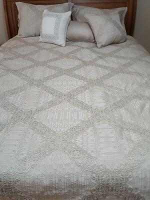 Queen comforter with three matching accent throw pillows and two Queen pillows