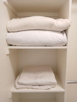 Queen sized Sonoma sheet set fitted sheet & flat sheet with Oeko-Tex blanket and a mattress pad