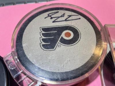 (7) PHILADELPHIA FLYERS NHL HOCKEY PUCKS 6 OF 7 PUCKS ARE PLAYER SIGNED AS PICTURED.