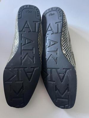 Brand New pair of Anne Klein flat in size 6