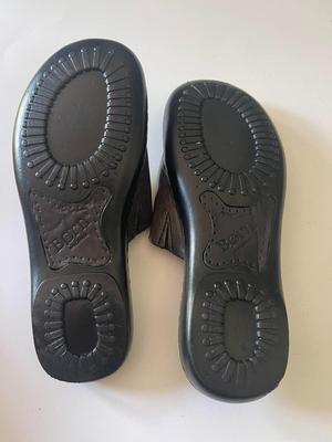 Brand New pair of dark brown Born leather sandals in size 6