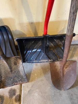 SNOW-EASY STOW SHOVEL & OTHER HANDY HANDLED TOOLS
